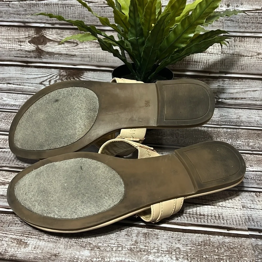GUESS Beige Patent Leather Chain Strap Sandals Flip flop Size 9